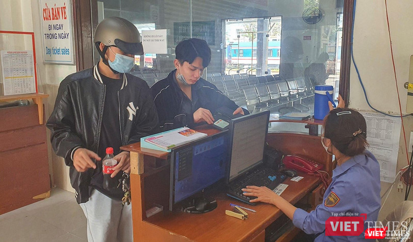 Nhân viên Ga đường sắt Đà Nẵng hướng dẫn hành khách mua vé Nhân viên Ga đường sắt Đà Nẵng hướng dẫn hành khách mua vé