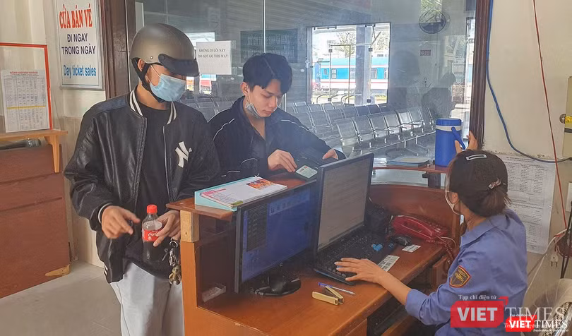 Nhân viên Ga đường sắt Đà Nẵng hướng dẫn hành khách mua vé