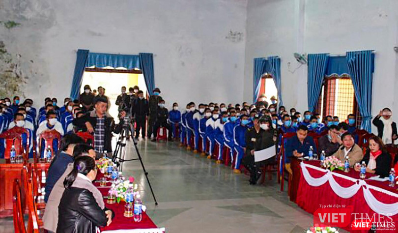 Chủ tịch UBND tỉnh Quảng Nam trò chuyện với các học viên tại Trung tâm Cai nghiện ma túy