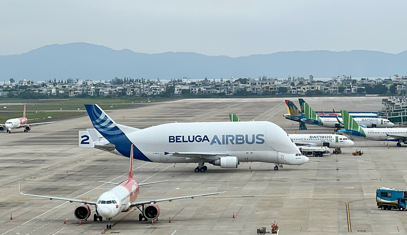 Siêu máy bay Airbus A300-600ST tại sân đỗ sân bay quốc tế Đà Nẵng