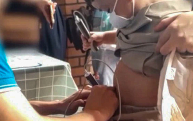 Nhân viên cơ sở y tế sử dụng "bút đo vi chất" đối với bệnh nhân nhi (ảnh chụp màn hình)