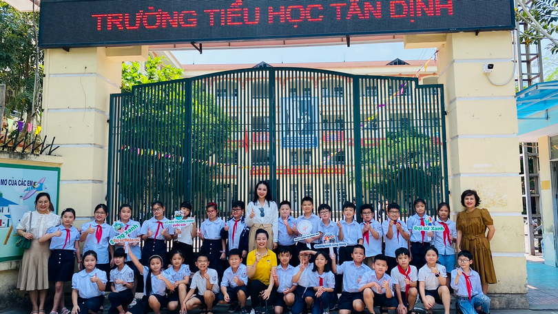 Ban tổ chức phát động chương trình tìm kiếm gương mặt “Đại sứ Xanh” tại trường Tiểu học Tân Định.