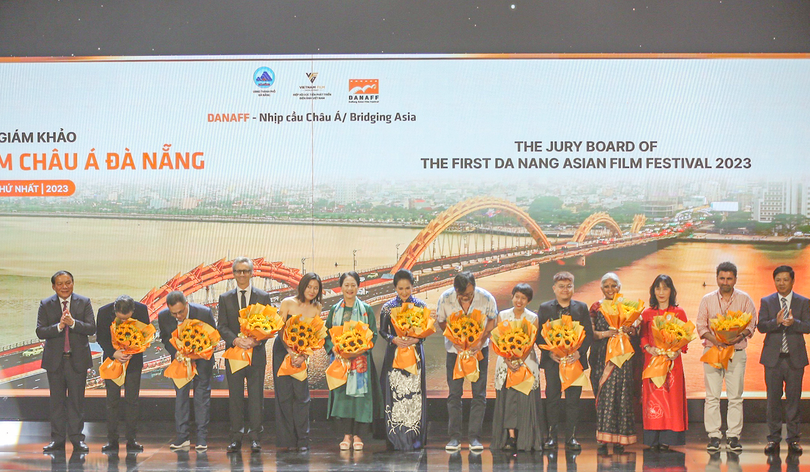 Ban Tổ chức Liên hoan phim châu Á Đà Nẵng lần thứ I tặng hoa Ban Giám khảo