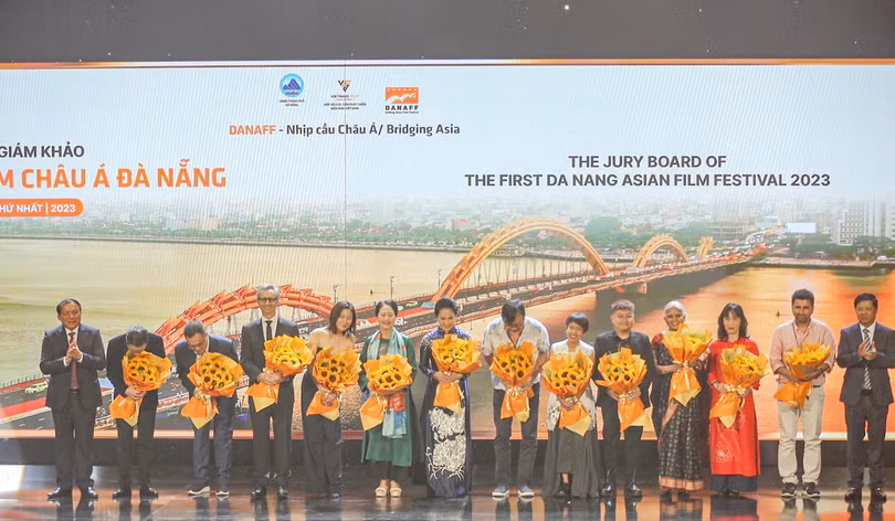 Ban Tổ chức Liên hoan phim châu Á Đà Nẵng lần thứ I tặng hoa Ban Giám khảo