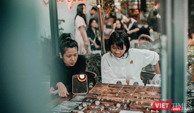 Góc gian hàng trang sức đá chế tác bằng thủ công