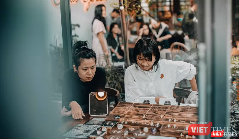 Góc gian hàng trang sức đá chế tác bằng thủ công