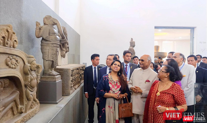 Tổng thống Ấn Độ và phu nhân dừng chân thưởng lãm tác phẩm trong chuyến thăm Bảo tàng Chăm (Đà Nẵng) vào tháng 11/2018.
