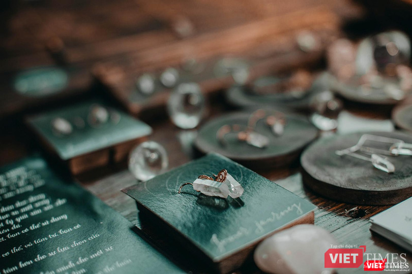 Cận cảnh sản phẩm trang sức đá chế tác bằng tay