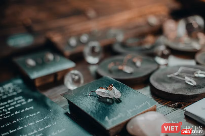 Cận cảnh sản phẩm trang sức đá chế tác bằng tay