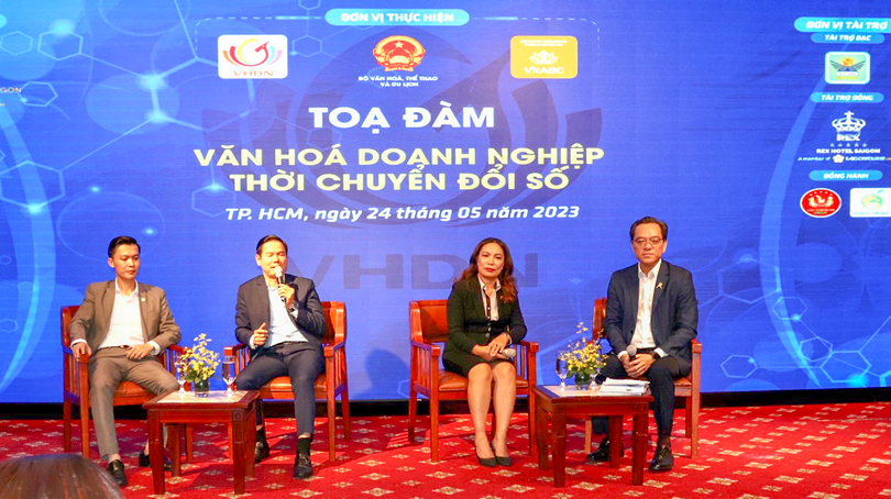 Các diễn giả chia sẻ tại buổi tọa đàm với chủ đề “Văn hóa doanh nghiệp thời chuyển đổi số”