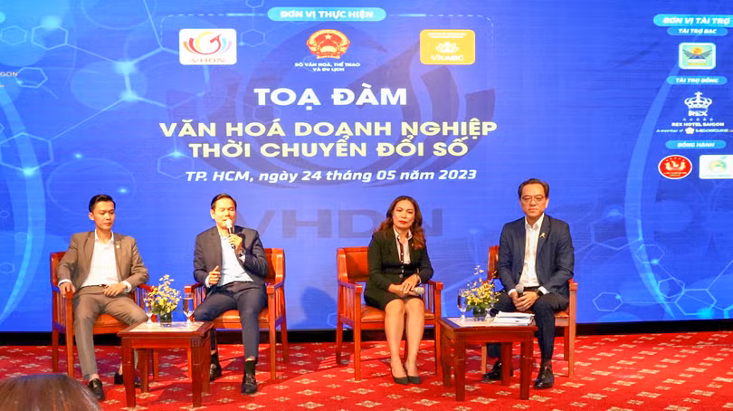 Các diễn giả chia sẻ tại buổi tọa đàm với chủ đề “Văn hóa doanh nghiệp thời chuyển đổi số”