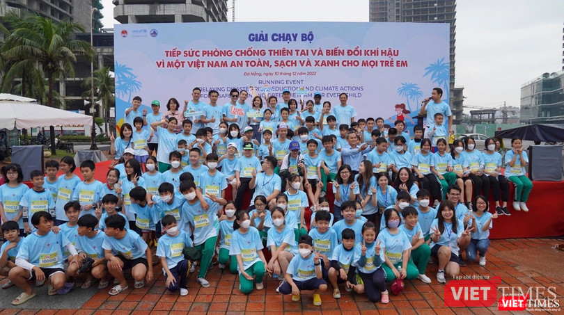 Học sinh tham gia giải chạy chụp ảnh lưu niệm