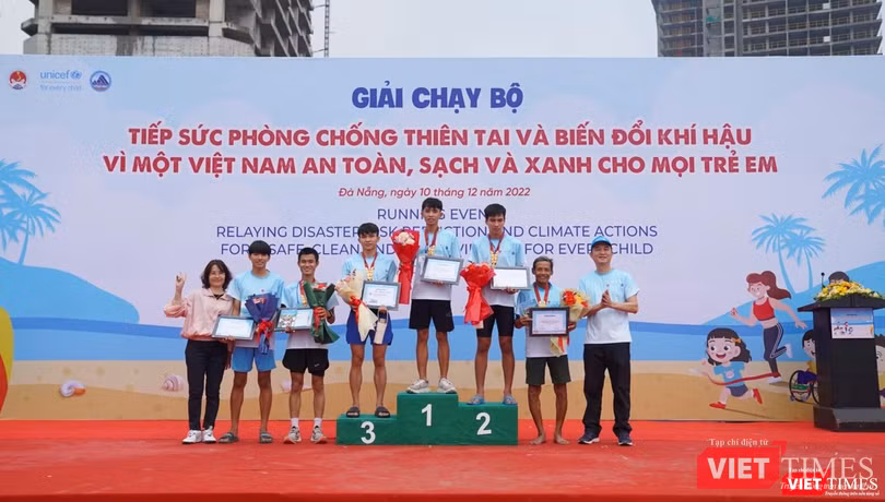 Ban tổ chức trao giải cho các học sinh đoạt giải