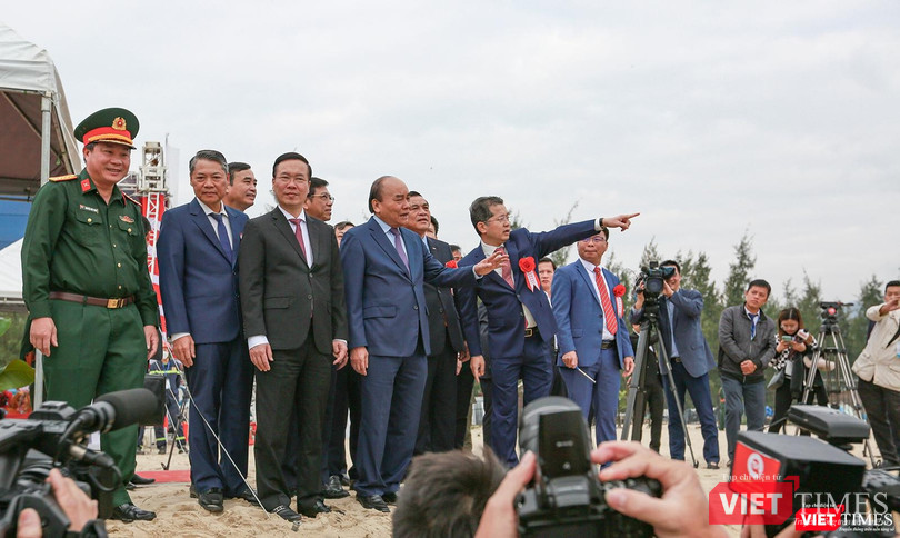 Chủ tịch nước Nguyễn Xuân Phúc và Thường trực Ban Bí thư Trung ương Đảng Võ Văn Thưởng, cùng đại diện các bộ, ban, ngành Trung ương và lãnh đạo các địa phương thị sát hiện trường dự án