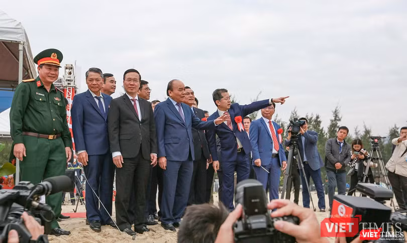 Chủ tịch nước Nguyễn Xuân Phúc và Thường trực Ban Bí thư Trung ương Đảng Võ Văn Thưởng, cùng đại diện các bộ, ban, ngành Trung ương và lãnh đạo các địa phương thị sát hiện trường dự án