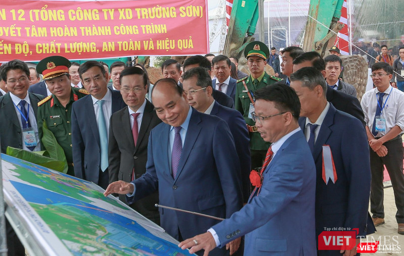 Chủ tịch nước Nguyễn Xuân Phúc và Thường trực Ban Bí thư Trung ương Đảng Võ Văn Thưởng, cùng đại diện các Bộ, ban, ngành Trung ương và lãnh đạo các địa phương nghe báo cáo về dự án