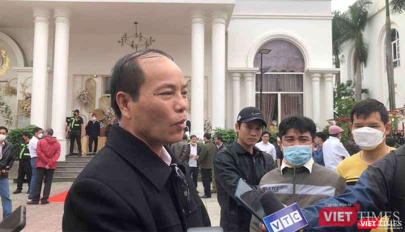 Khách hàng Nguyễn Văn Tùng trả lời phỏng vấn báo giới