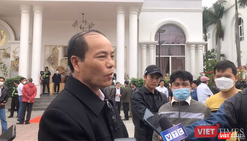 Khách hàng Nguyễn Văn Tùng trả lời phỏng vấn báo giới