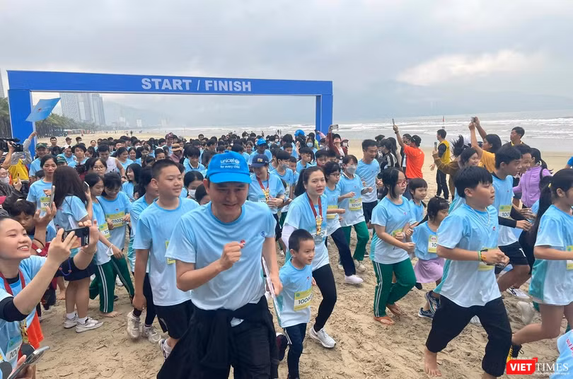 Giải chạy trực tiếp tại bãi biển Mỹ Khê, Đà Nẵng vào sáng 10/12 với hơn 1.000 vận động viên tham gia đường chạy, trong đó có 500 vận động viên nhí. 