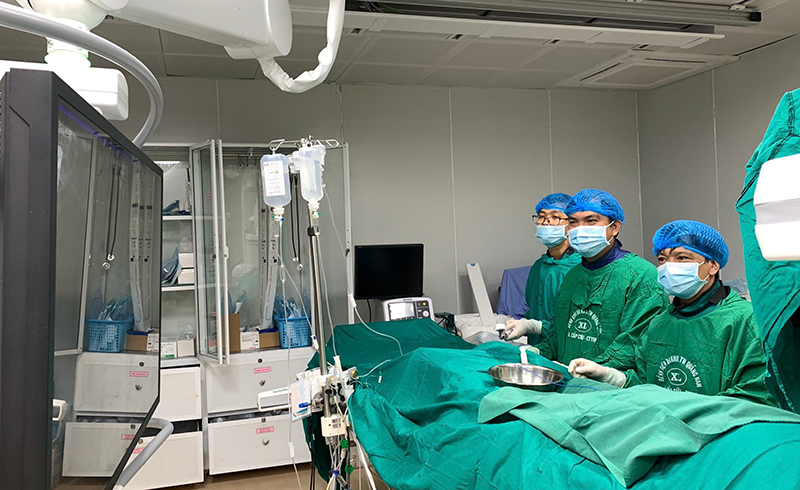 Ê kíp bác sĩ Bệnh viện Đa khoa Trung ương Quảng Nam đang điều trị cho bệnh nhân