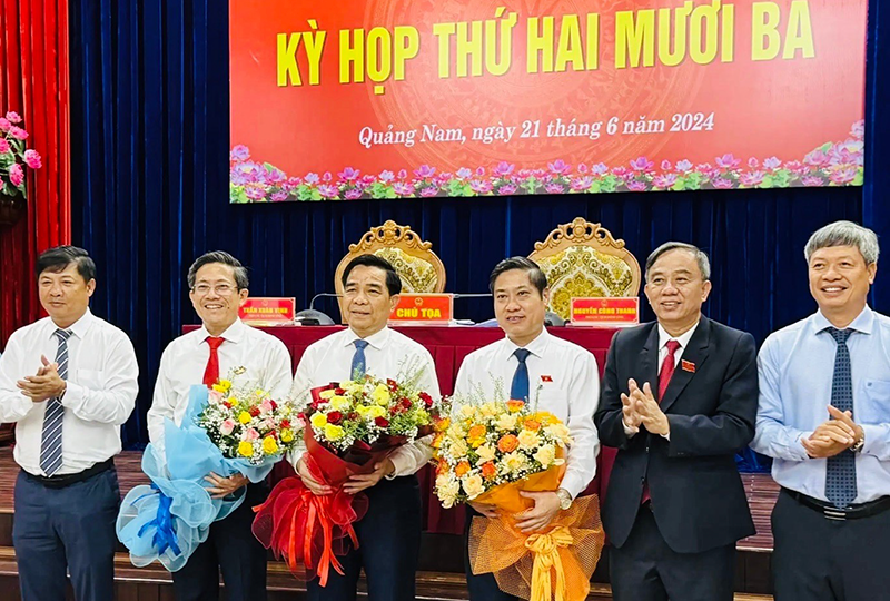 Lãnh đạo tỉnh tặng hoa chúc mừng Chủ tịch UBND tỉnh Lê Văn Dũng (thứ ba từ trái sang) và 2 Phó Chủ tịch UBND tỉnh Trần Nam Hưng và Phan Thái Bình được bầu tại Kỳ họp thứ 23, HĐND tỉnh Quảng Nam khóa X (Ảnh CTV)