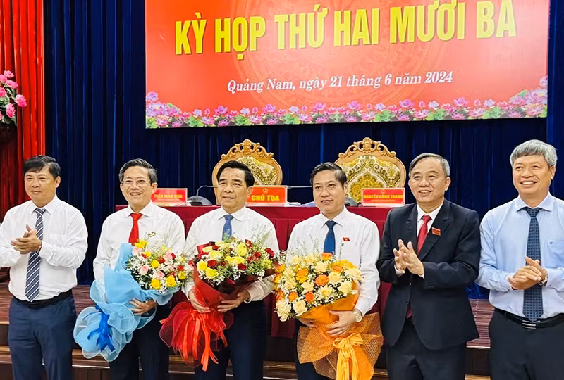 Lãnh đạo tỉnh tặng hoa chúc mừng Chủ tịch UBND tỉnh Lê Văn Dũng (thứ ba từ trái sang) và 2 Phó Chủ tịch UBND tỉnh Trần Nam Hưng và Phan Thái Bình được bầu tại Kỳ họp thứ 23, HĐND tỉnh Quảng Nam khóa X (Ảnh CTV)