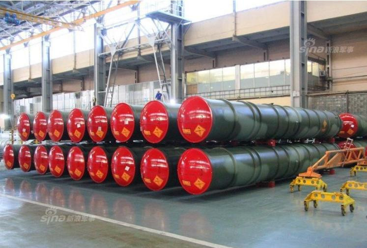Tên lửa phòng không S-400 trong nhà máy Nga. Ảnh: Sina