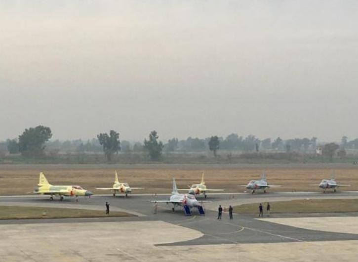 Ngày 15 tháng 2 năm 2017, Không quân Pakistan trang bị thêm 16 máy bay chiến đấu hạng nhẹ JF-17 Thunder hoàn toàn mới, trong đó có 3 chiếc chưa kịp sơn màu không quân. Ảnh: Sina