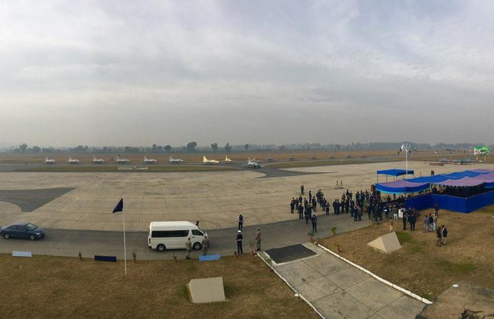 Ngày 15 tháng 2 năm 2017, Không quân Pakistan trang bị thêm 16 máy bay chiến đấu hạng nhẹ JF-17 Thunder hoàn toàn mới, trong đó có 3 chiếc chưa kịp sơn màu không quân. Ảnh: Sina