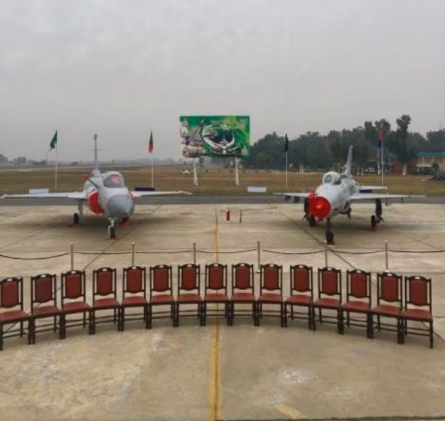 Máy bay chiến đấu JF-17 bàn giao cho Không quân Pakistan lần này có ống tiếp dầu (bên trái) và máy bay chiến đấu J-7 cũ thuộc phi đội 14, Không quân Pakistan. Ảnh: Sina