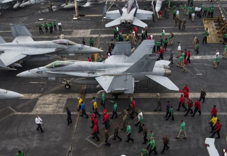 Trên tàu sân bay USS Carl Vinson, Hải quân Mỹ. Ảnh: Sohu