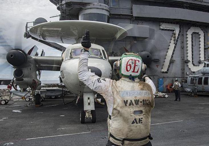 Trên tàu sân bay USS Carl Vinson, Hải quân Mỹ. Ảnh: Sohu