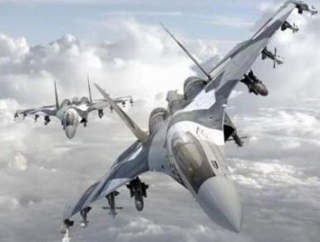 Biên đội máy bay chiến đấu Su-35 lắp đầy tên lửa. Ảnh: Sina