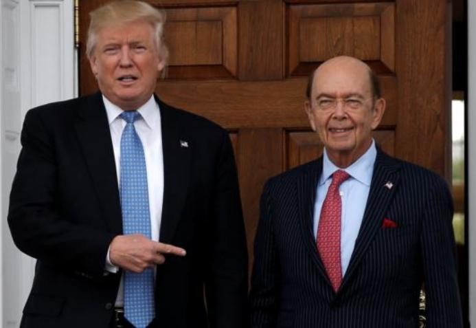 Tổng thống Mỹ Donald Trump và Bộ trưởng Thương mại Mỹ Wilbur Ross. Ảnh: VOA