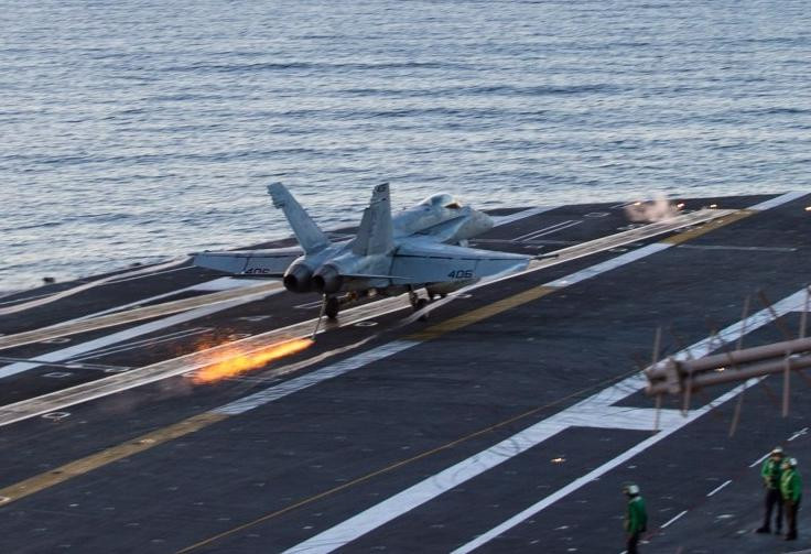 Tàu sân bay động cơ hạt nhân USS Carl Vinson tiến hành huấn luyện trên đường đến Tây Thái Bình Dương và Biển Đông. Ảnh: War.163.com