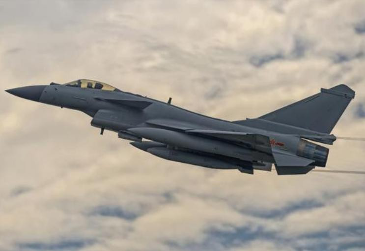 Máy bay chiến đấu J-10B Trung Quốc. Ảnh: Sina