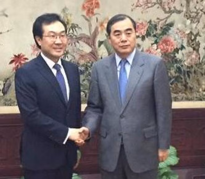 Trưởng đoàn đàm phán 6 bên của Hàn Quốc ông Lee Do-hoon và của Trung Quốc ông Khổng Huyễn Hựu. Ảnh: Ajunews.