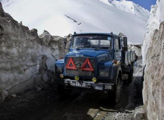 Một chiếc xe tải đi qua phía bắc Srinigar Ấn Độ. Ảnh: Hindustan Times.