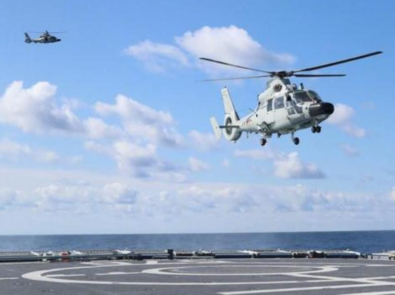 Tàu khu trục Type 052 Trung Quốc có thể mang theo 2 máy bay trực thăng săn ngầm Z-9C/D. Ảnh: Sina.