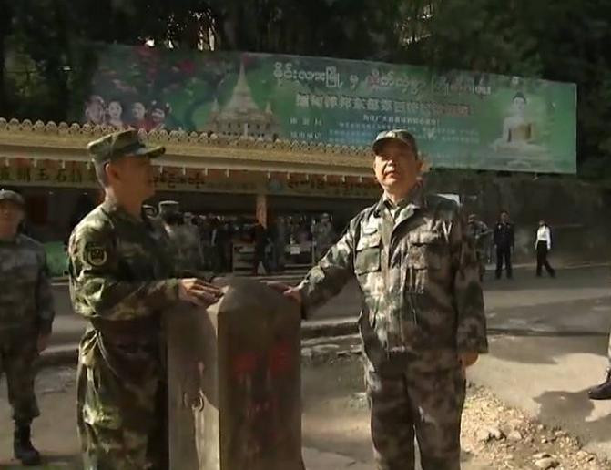 Ông Thường Vạn Toàn, Bộ trưởng Quốc phòng Trung Quốc (bên phải) đến Vân Nam thị sát. Ảnh: Sohu.