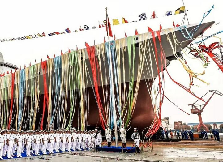 Tàu khu trục Type 055 đầu tiên của Trung Quốc hạ thủy ngày 28/6/2017. Ảnh: Dwnews.