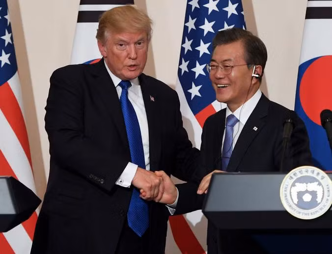 Tổng thống Mỹ Donald Trump và Tổng thống Hàn Quốc Moon Jae-in. Ảnh: Firstpost.