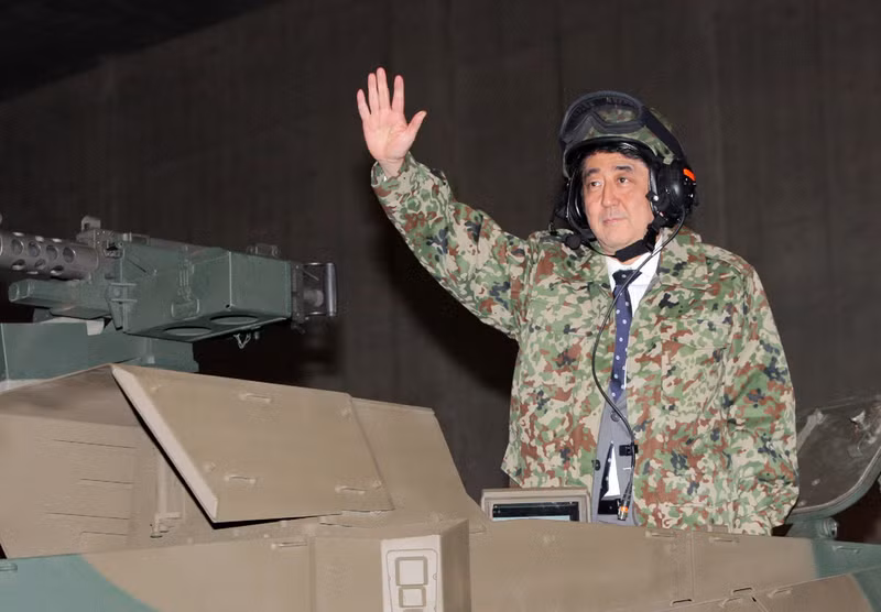 Thủ tướng Nhật Bản Shinzo Abe ngồi trên xe tăng vào ngày 27/4/2013.