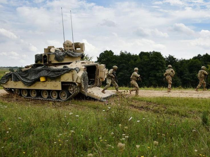 Một tổ xe chiến đấu bộ binh M2 của lực lượng chiến đấu lữ đoàn thiết giáp 3, sư đoàn bộ binh 4, quân đội Mỹ tiến hành diễn tập. Ảnh: Cankao.