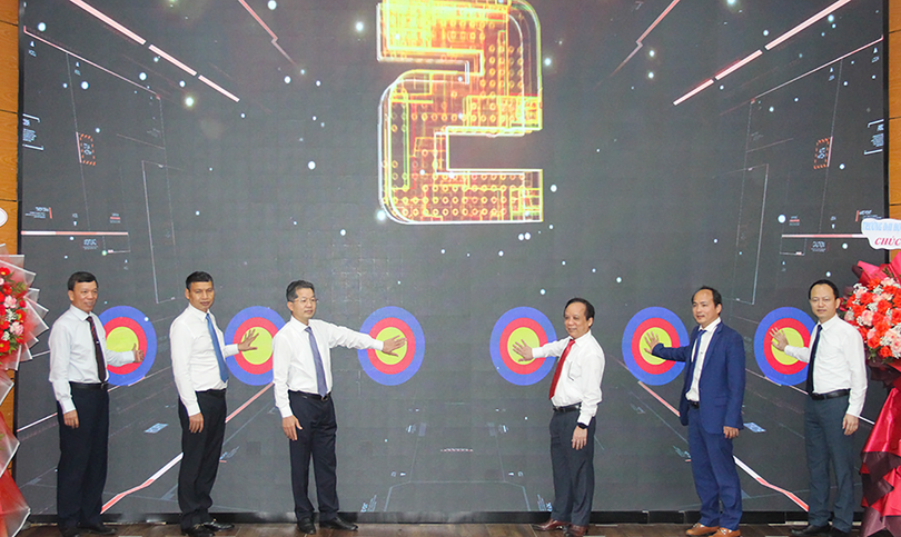 Các đại biểu bấm nút khởi động Chương trình đào tạo nhân lực vi mạch bán dẫn tại Đà Nẵng