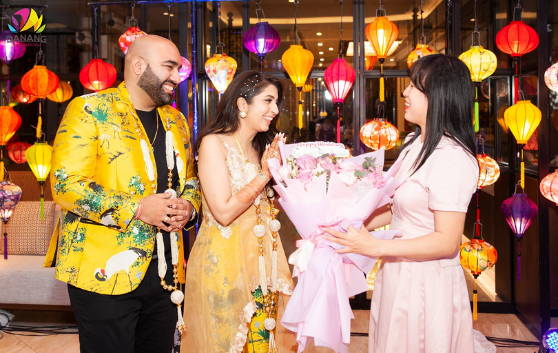 Lãnh đạo Sở Du lịch Đà Nẵng tặng hoa chúc mừng cặp đôi cô dâu chú rể Ấn Độ đến Đà Nẵng