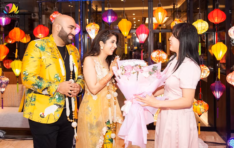 Lãnh đạo Sở Du lịch Đà Nẵng tặng hoa chúc mừng cặp đôi cô dâu chú rể Ấn Độ đến Đà Nẵng