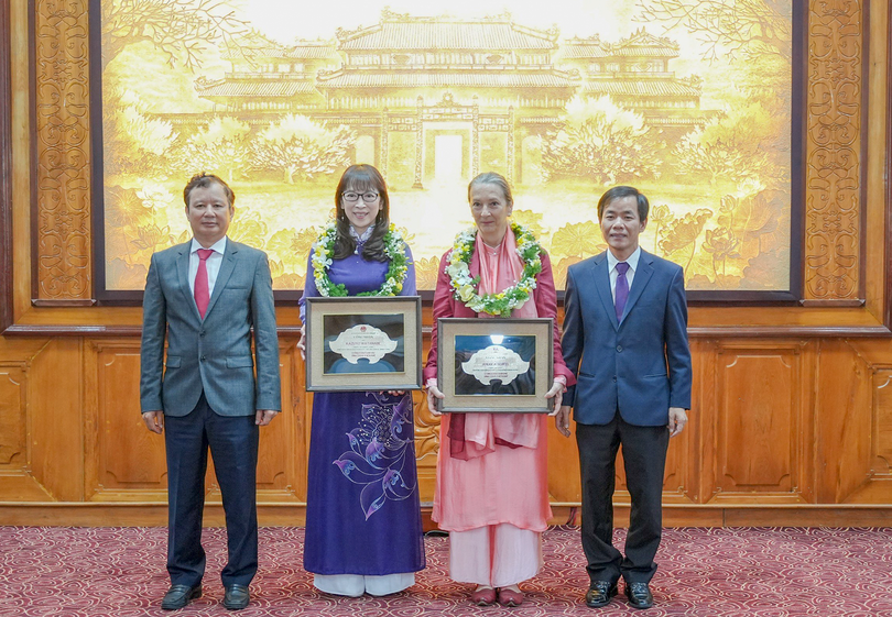 Lãnh đạo tỉnh Thừa Thiên Huế trao tặng danh hiệu “Công dân danh dự tỉnh Thừa Thiên Huế” cho bà Andrea Teufel và bà Kazuyo Watanabe (ảnh Ngọc Hiếu)