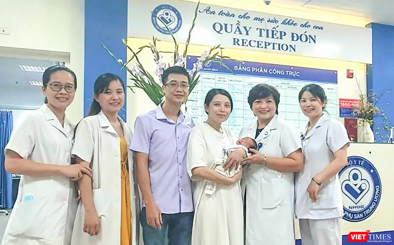 Gia đình bệnh nhân ở Hà Nam tri ân BS Đào Hoa và kíp mổ khi sản phụ bị vỡ tử cung ở tuần thai 26, các bác sĩ đã khâu bảo tồn tử cung và nuôi thai đến tuần thứ 38 (năm 2022)