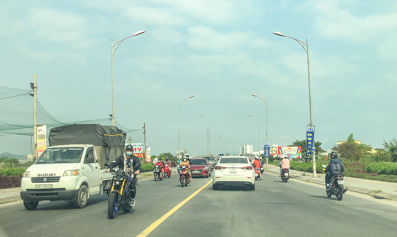 Cầu Hoà Xuân là tuyến giao thông huyết mạch nối phường Hoà Xuân với các phường trung tâm nên luôn trong tình trạng ùn tắc vào giờ cao điểm.